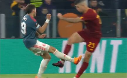 VIDEO: Santiago Giménez se fue expulsado por una brutal patada a rival en la Europa League