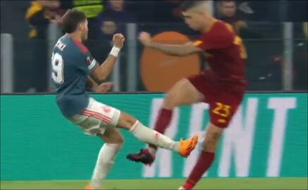 VIDEO: Santiago Giménez se fue expulsado por una brutal patada a rival en la Europa League