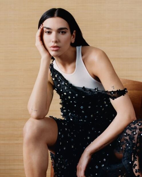 Dua Lipa posa para la portada de Vogue y deslumbra con sus looks