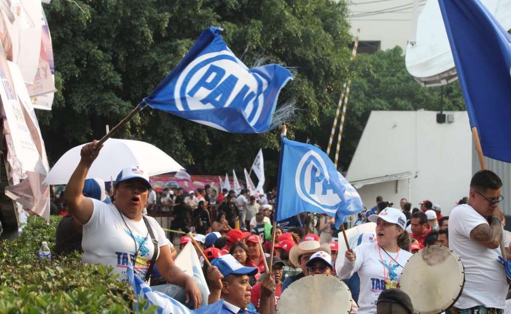 Simpatizantes de Santiago Taboada candidato a Jefe de Gobierno de la Cdmx por la coalición PAN, PRD, PRI y simpatizantes de Clara Brugada de la coalición Sigamos haciendo historia, se congregan a las afueras de una televisora donde hoy se llevará a cabo el tercer debate. Fotos: Francisco Rodríguez. EL UNIVERSAL