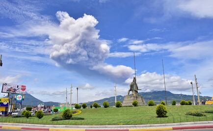 Cae ceniza en Chiapas tras explosión en volcán en Guatemala