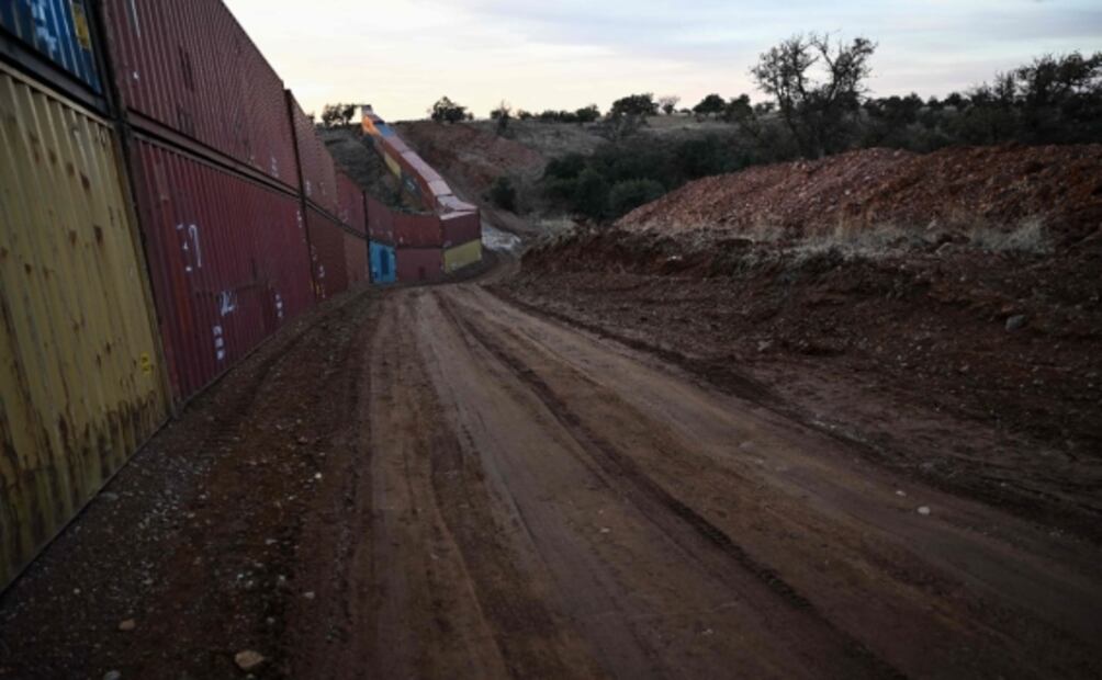 Desmantelarán muro de contenedores que mutila valle en la frontera EU-México
