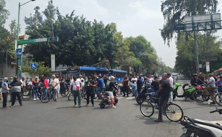 Comerciantes de autopartes de colonias Doctores y Buenos Aires realizan bloqueo por operativos; vandalizan camionetas de Secretaría de Obras