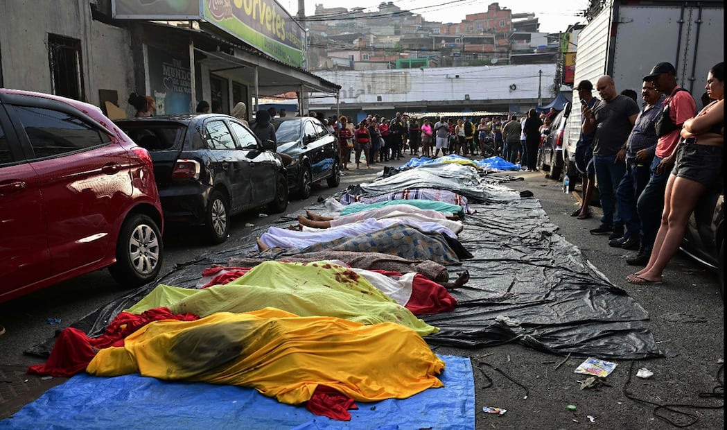 Una hilera de cadáveres se observa en la plaza São Lucas de la favela Vila Cruzeiro, en el complejo Penha de Río de Janeiro, Brasil, el 29 de octubre de 2025, tras la Operación Contención. Foto: AFP