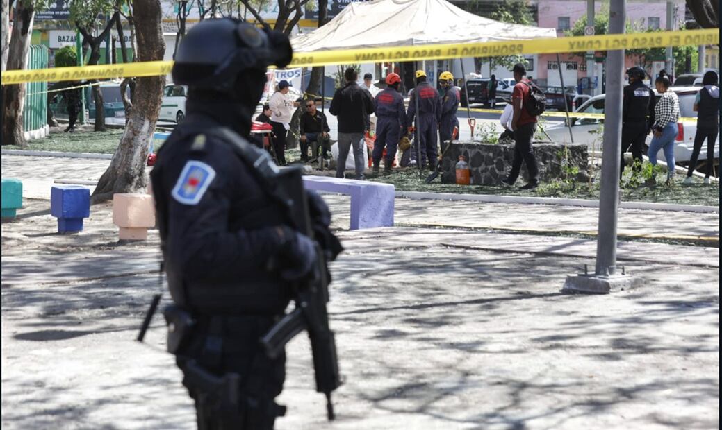 Peritos de la Fiscalía capitalina trabajan en el lugar en donde estuvo instalado un campamento de migrantes en la avenida de 100 metros en la Gustavo A. Madero, el sábado 12 de abril de 2025. Foto: Francisco José /EL UNIVERSAL