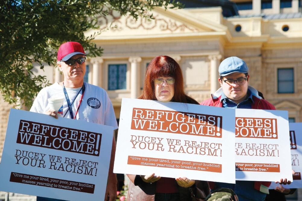 Un grupo de estadounidenses marchó ayer al capitolio de Arizona, en favor de la llegada de refugiados sirios (ROSS D. FRANKLIN. AP)