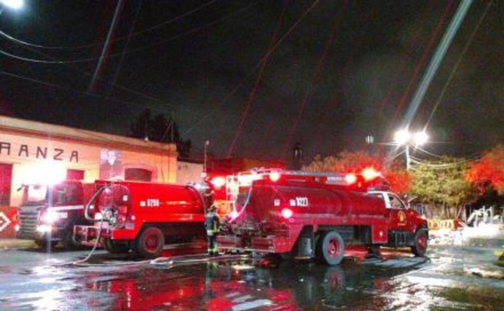Incendio consume 40 puestos ambulantes en inmediaciones del Mercado Tacuba