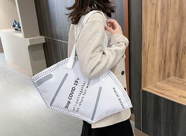 Conoce el bolso con forma de cubrebocas KN95 gigante