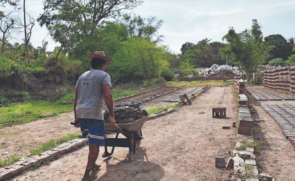 Rodolfo López Hernández es un labrador de ladrillo, oficio que aprendió de sus hermanos mayores luego de que su padre muriera. Fotos: de Patricia Morales