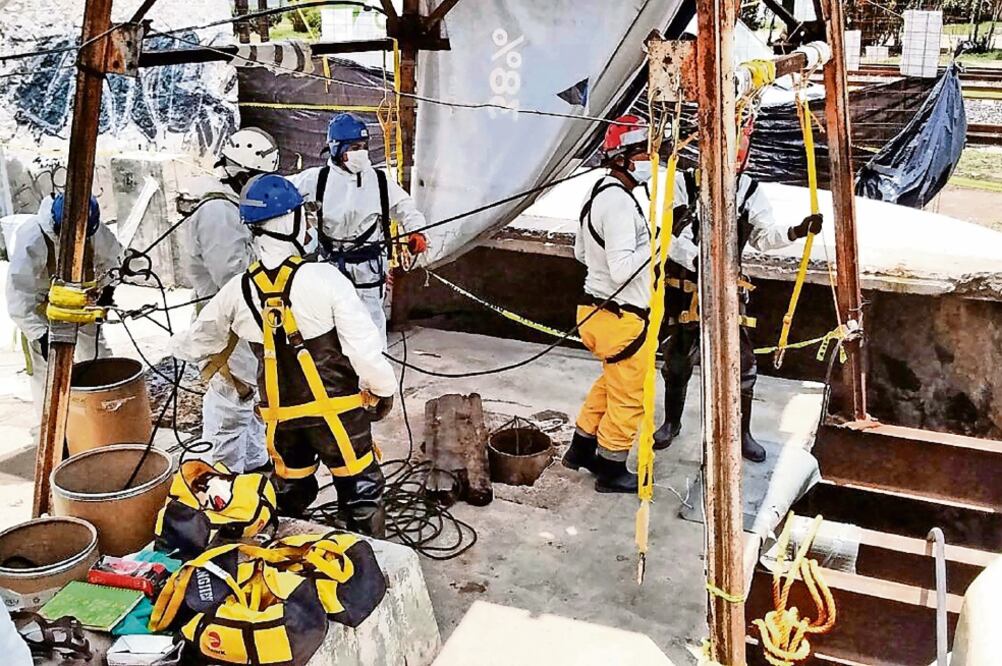 El pozo ubicado en San Bartolo El Bajo que era utilizada como fosa clandestina, aparecieron restos de entre 10 y 12 personas, además de ropa (ESPECIAL)