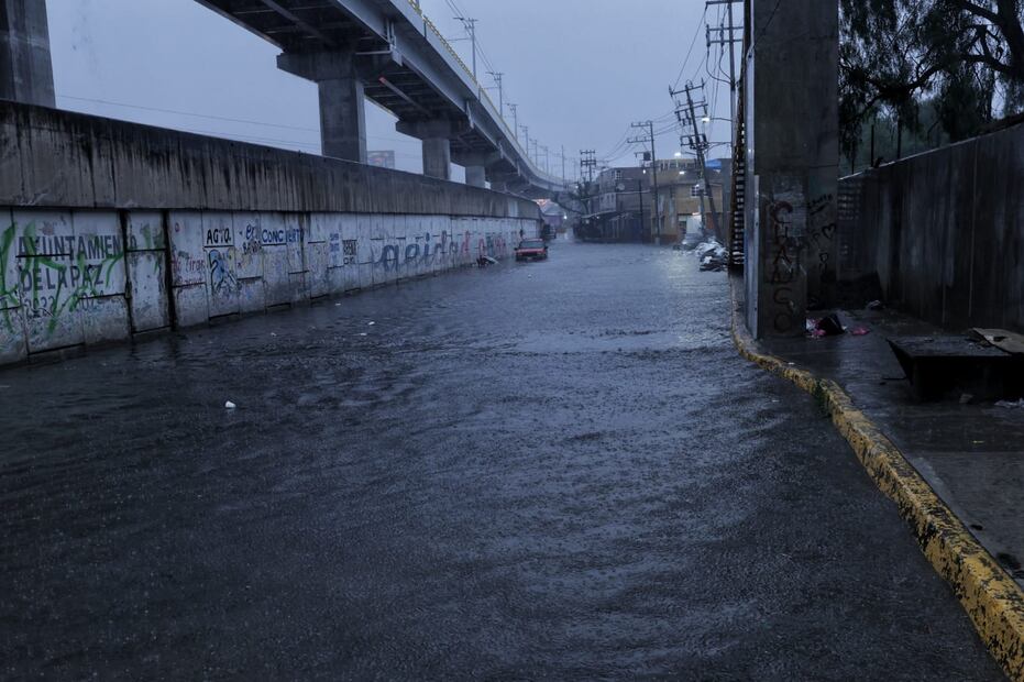 Este viernes cayó una tromba en Iztapalapa que afectó al paradero de Santa Martha. (Foto: Fernanda Rojas/ EL UNIVERSAL)