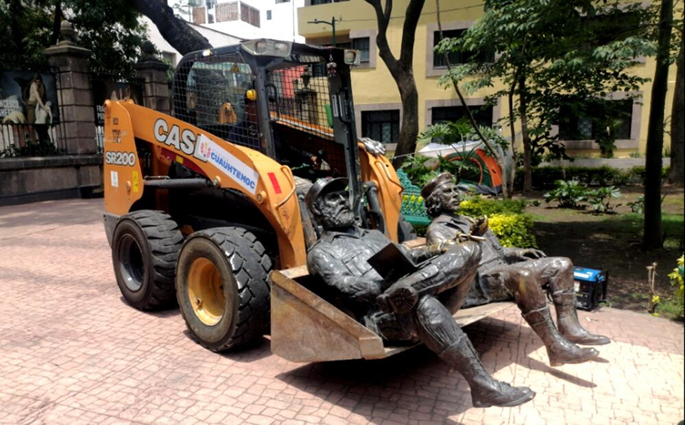 Trabajadores de la alcaldía Cuauhtémoc retiran el monumento "Encuentro", que representa a Fidel Castro y Ernesto “Che” Guevara en el Jardín Tabacalera, tras presuntas irregularidades en su instalación. Foto: especial