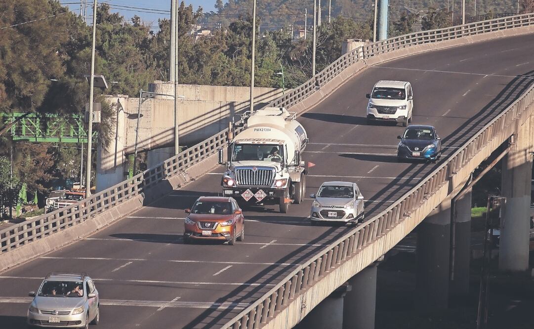 Conductores de transportes de carga con material peligroso o sustancias tóxicas no respetan el Reglamento de Tránsito de la Ciudad de México al circular por avenidas y horarios prohibidos. Foto: de Luis Camacho. El Universal