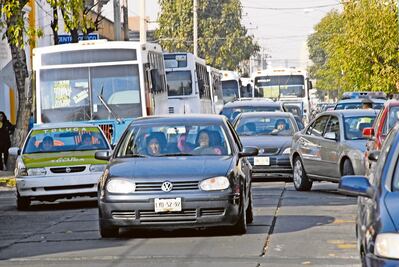 Automóviles con engomado rojo descansan este miércoles