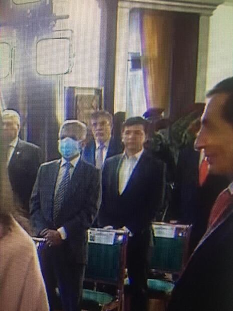 Entre versiones de salida, Julio Scherer asiste a informe de AMLO en Palacio Nacional