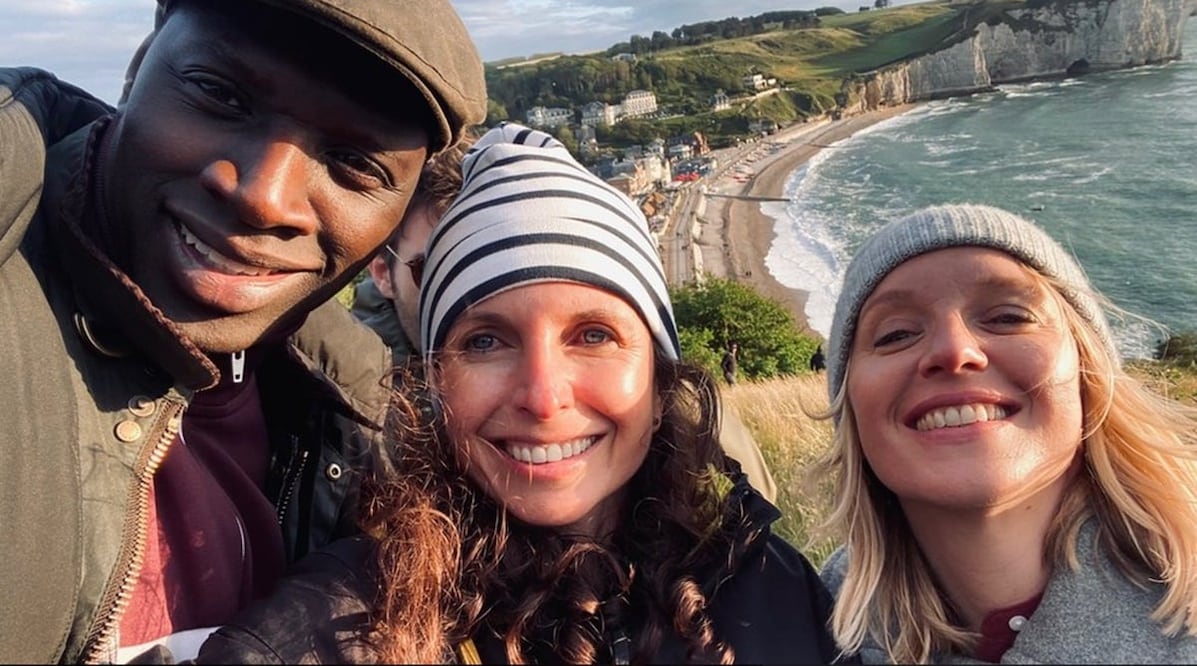 Omar Sy, Marcela Said y Ludivine Sagnier, actores y directora de "Lupin". Foto: BBC