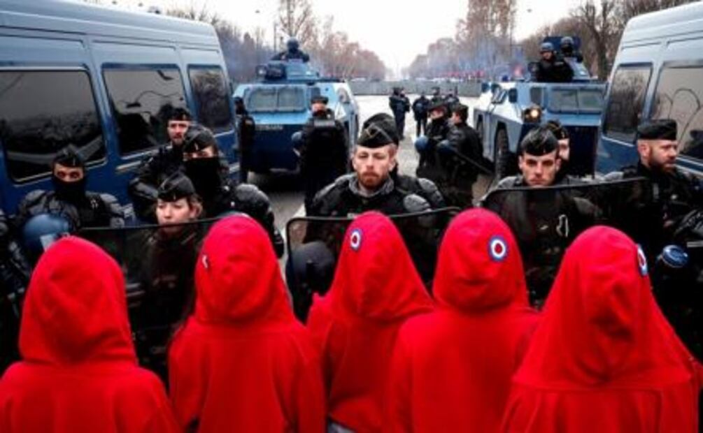 Mujeres protestan en silencio, entre marchas de los "chalecos amarillos" en Francia