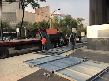 Instalan vallas metálicas previo a marchas de 1 de mayo