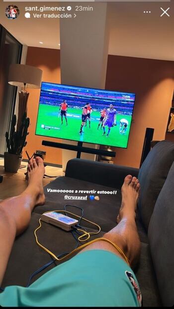 Santiago Giménez se desvela para ver el partido de Cruz Azul