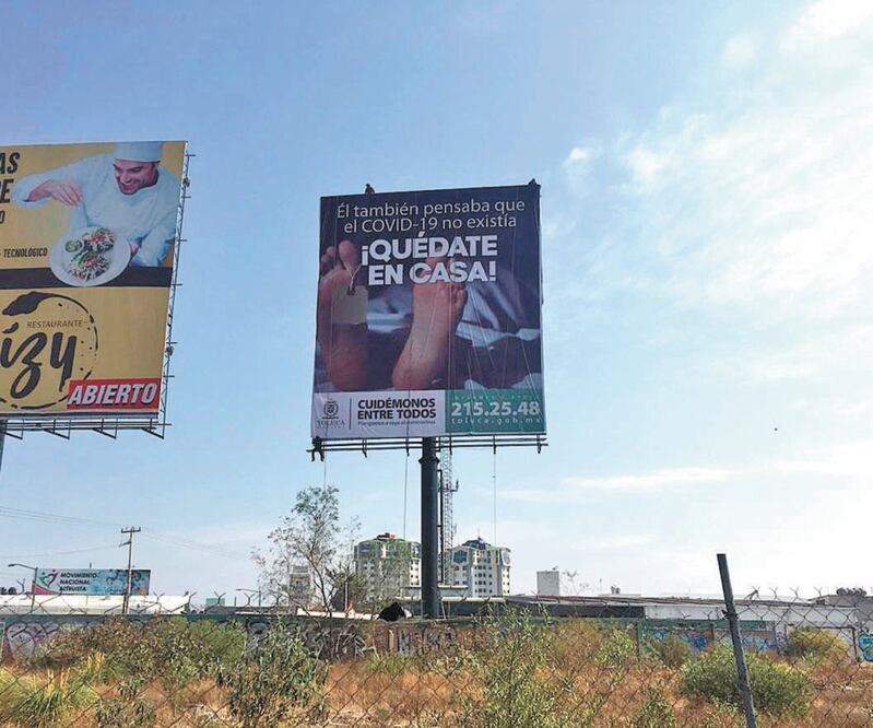 El gobierno de Toluca desde ayer arrancó una campaña que busca generar conciencia para evitar el contagio por coronavirus. Su objetivo, según autoridades, es mostrar el peligro que se corre por no acatar las medidas sanitarias. Foto: ESPECIAL