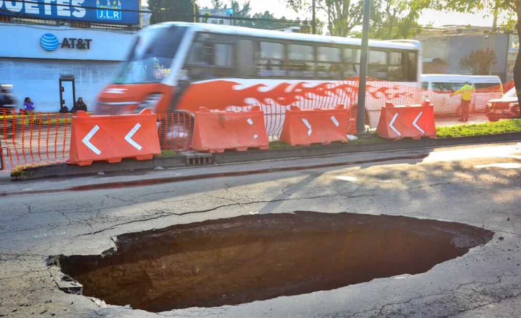 Gran caos vial se registra en la Calzada Ignacio Zaragoza debido a un socavón que se formó en los carriles centrales en dirección al Aeropuerto de la Ciudad de México, a la altura del puente del mercado de San Juan, el jueves 14 de agosto de 2025. Foto: Luis Camacho/EL UNIVERSAL