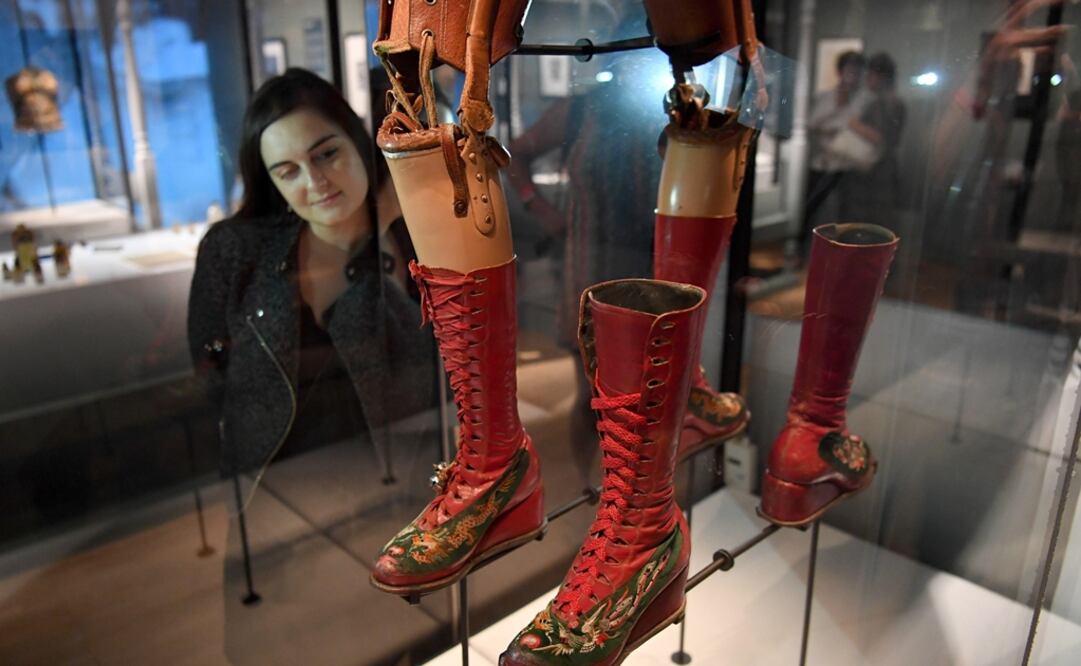 La exposición en el Victoria and Albert Museum reúne objetos personales de Frida Kahlo, tales como la pierna protésica de la artista. Foto: EFE/ Neil Hall