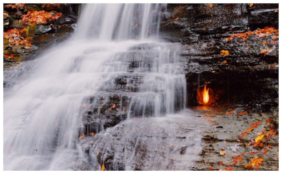 Conoce la llama eterna que se encuentra detrás de esta cascada. Imagen: Google Maps