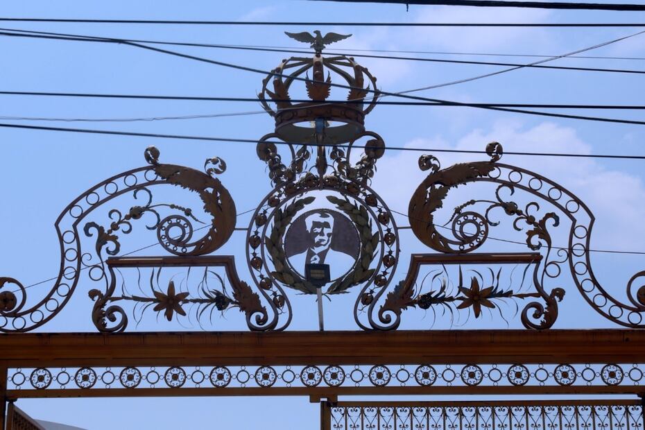 Detalle de la reja de entrada del complejo habitacional y de oración que inició en los últimos años de vida de Samuel Joaquín Flores, el segundo líder de la iglesia. Foto: Diego Prado