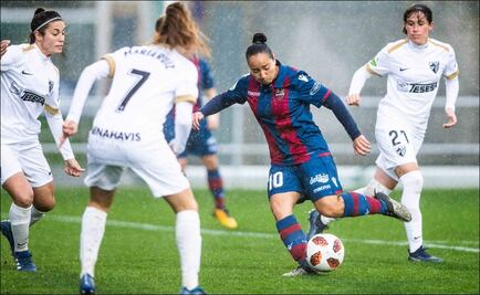 Charlyn Corral anota tres en goleada del Levante al Málaga