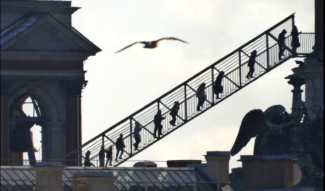 Personas suben al mirador de la columnata de la Catedral de San Isaac, en el centro de San Petersburgo, Rusia, el sábado 15 de marzo de 2025. Foto: AP
