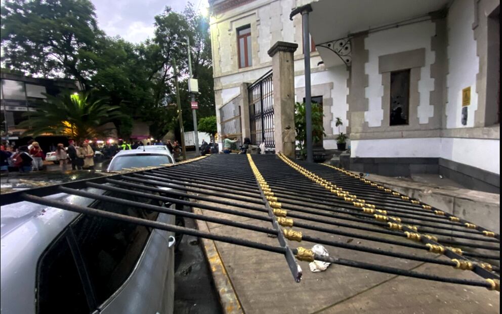 Integrantes de la comunidad trans que pedían se reconozca sus derechos quemaron señalamientos viales y tiraron la reja perimetral de la Secretaría de Gobernación en la Ciudad de México, el 28 de junio de 2025. Foto: Juan Carlos Williams