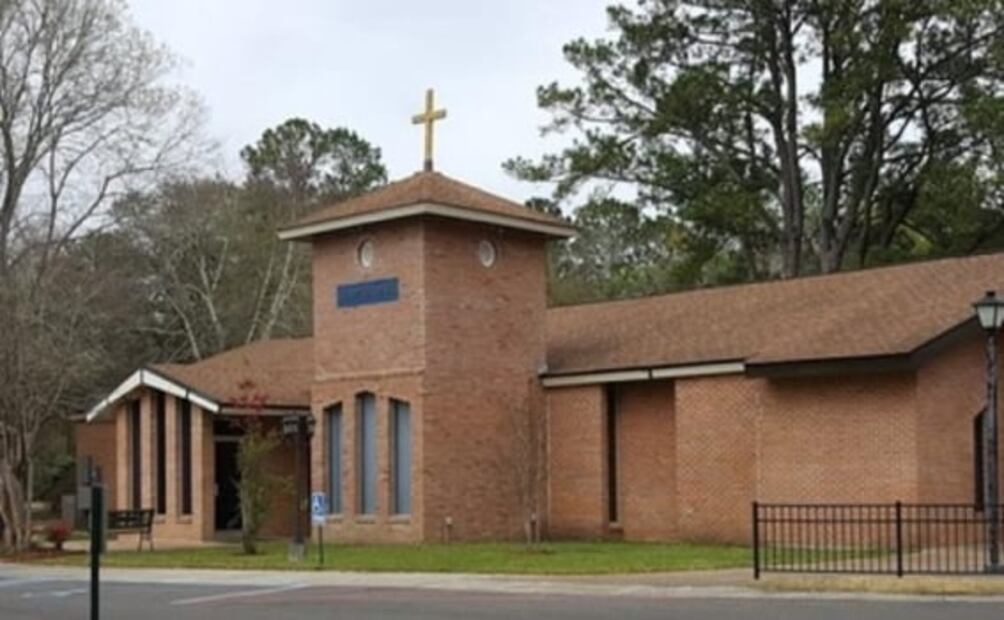 Exsacerdote confiesa haber grabado porno en el altar de su iglesia con dos mujeres