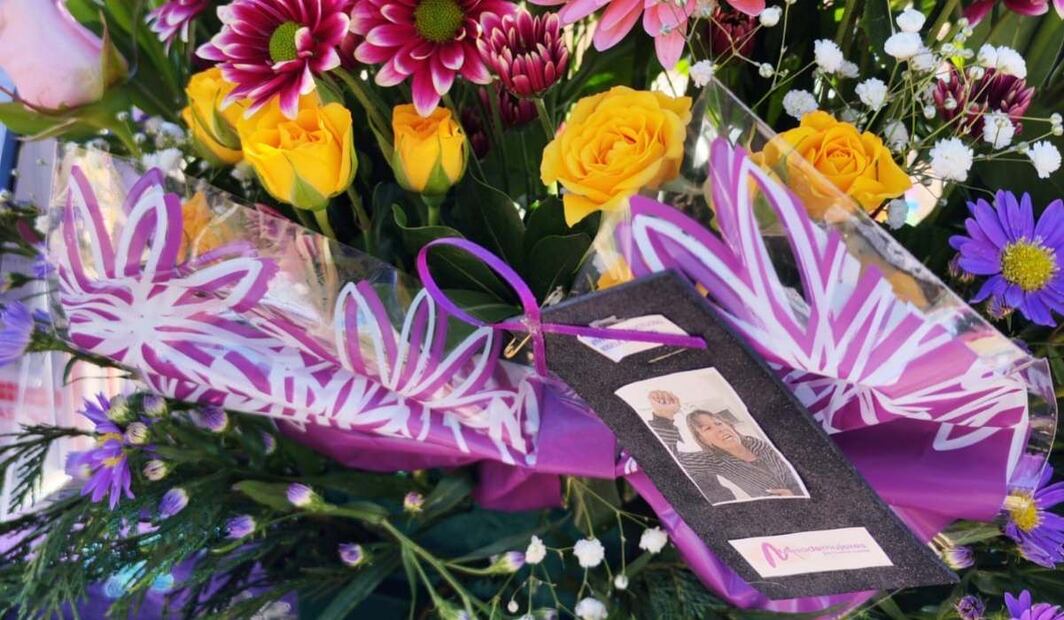 Colocan flores con fotos de la lucha de Maricela Escobedo (16/12/2025). Foto: Especial