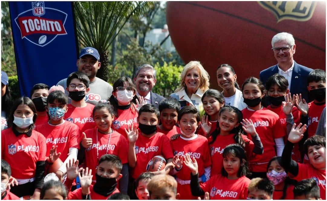 Jill Biden, Diana Arenas y Arturo Austin conviviendo en el evento de la NFL. FOTO: DIEGO SIMÓN SÁNCHEZ / EL UNIVERSAL