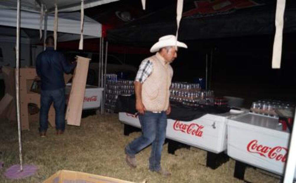 Trabajan toda la noche para los XV de Rubí este lunes