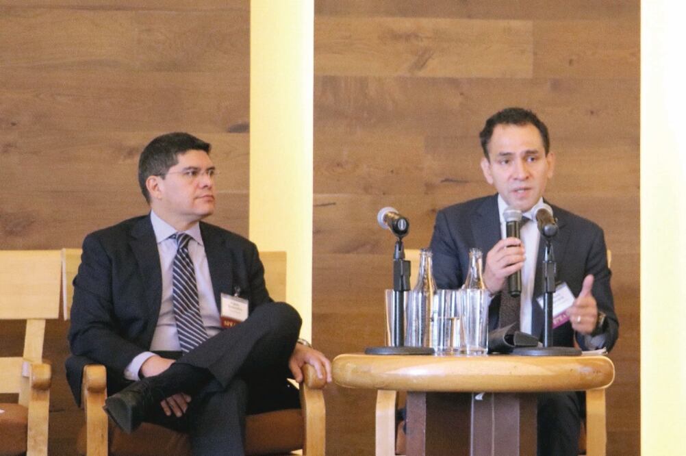 El director para México del Banco Mundial, Pablo Saavedra (izq.), y el próximo secretario de Hacienda, Arturo Herrera (der.), participaron ayer en un foro sobre financiamiento de infraestructura en el país. (CORTESÍA)