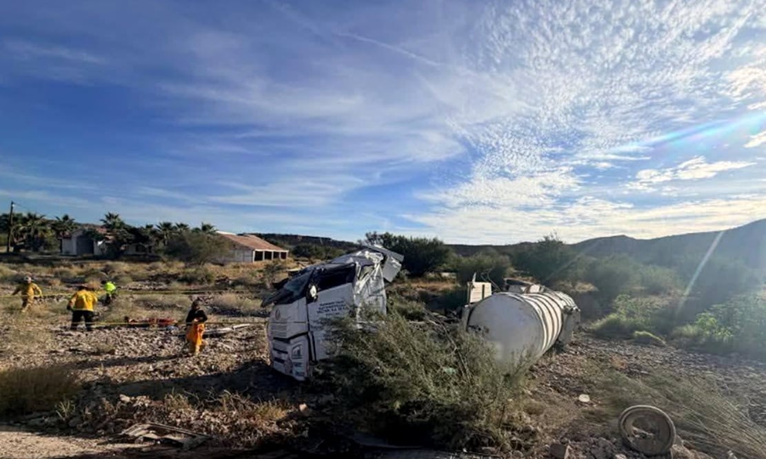 Una pipa que transportaba hidrocarburos volcó en la carretera transpeninsular, en el tramo Santa Rosalía–Loreto, en Baja California Sur. Foto: especial