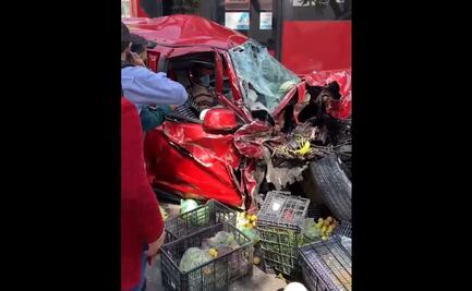 Choque múltiple entre auto y metrobús deja 5 lesionados