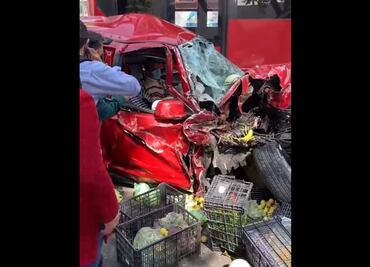 Choque múltiple entre auto y metrobús deja 5 lesionados