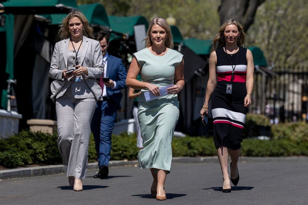 La vocera de la Casa Blanca, Karoline Leavitt (centro), afuera de la Casa Blanca. FOTO: EFE