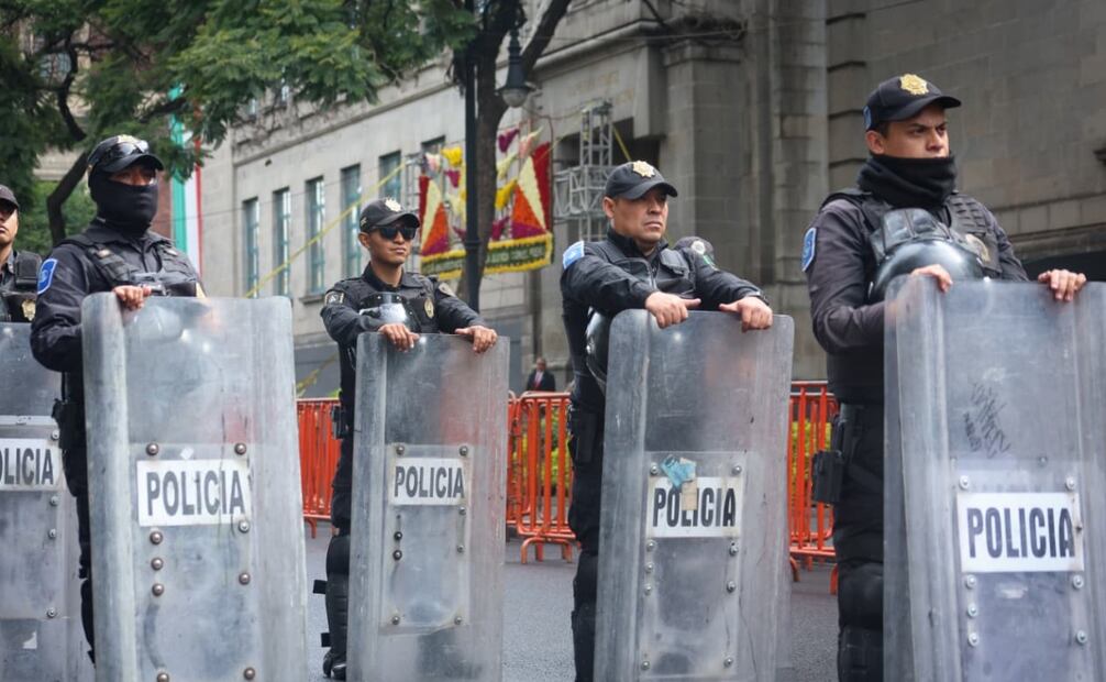 Elementos policiales resguardan el recinto del Máximo Tribunal. Foto: Luis Camacho / EL UNIVERSAL