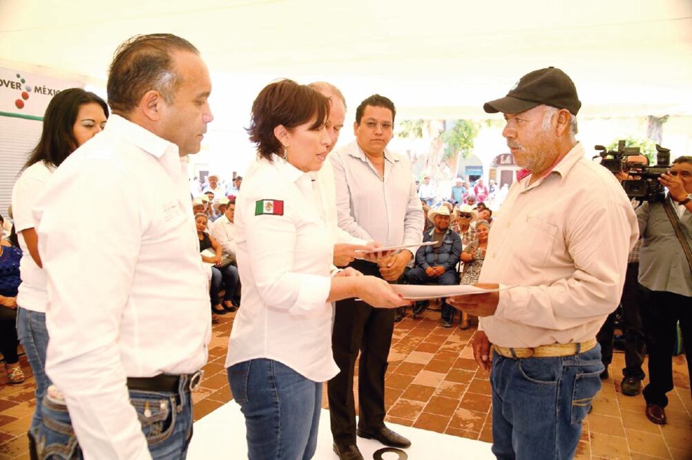 Rosario Robles y el gobernador de San Luis Potosí, Juan Manuel Carreras (primero izq. a der.), en la entrega de escrituras del programa Papelito Habla (SEDATU)