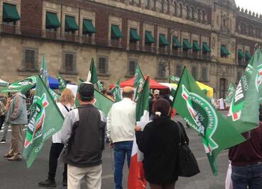 Integrantes de FRENAA realizan "exorcismo" frente a Palacio Nacional