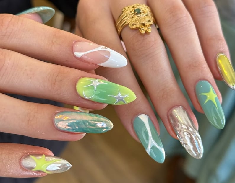 Mezcla varios tonos de verde en tu manicura. Foto: Especial. Instagram @bb.claws