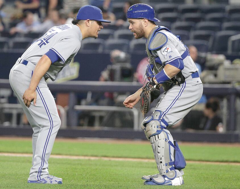 Roberto Osuna hizo abanicar a Alex Rodríguez (JULIE JACOBSON. AP)