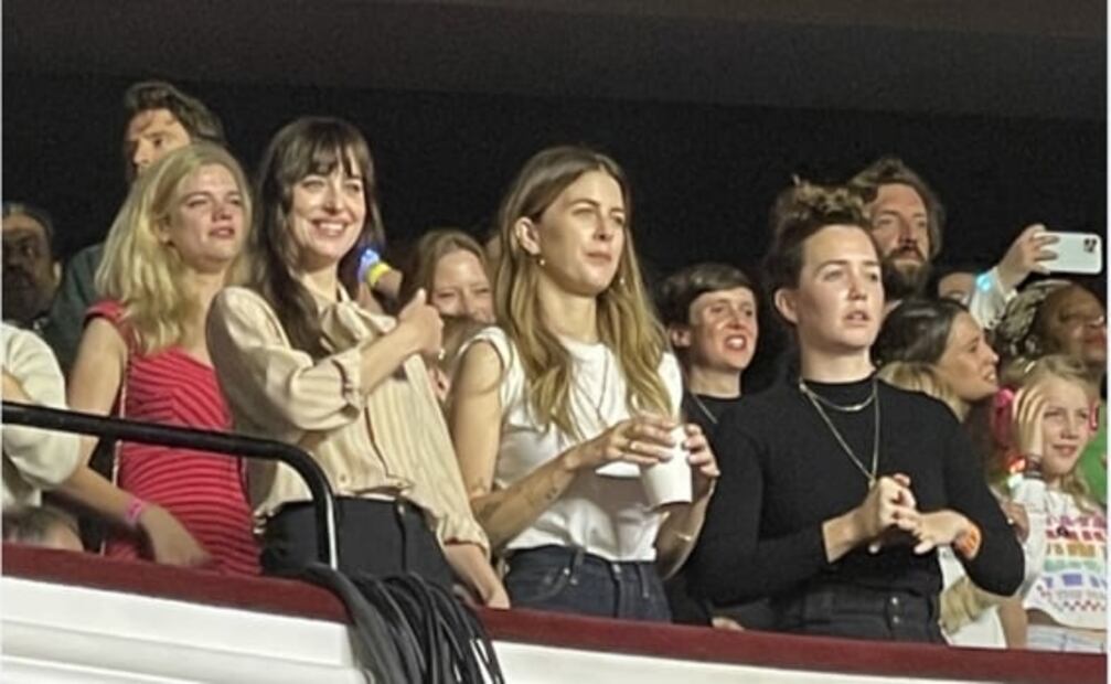 El romántico momento de Chris Martin y Dakota Johnson: así ha sido su historia de amor