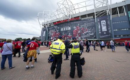 Aficionados del Manchester y Leeds United se agarran a golpes