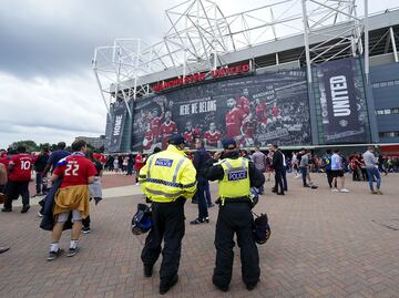 Aficionados del Manchester y Leeds United se agarran a golpes