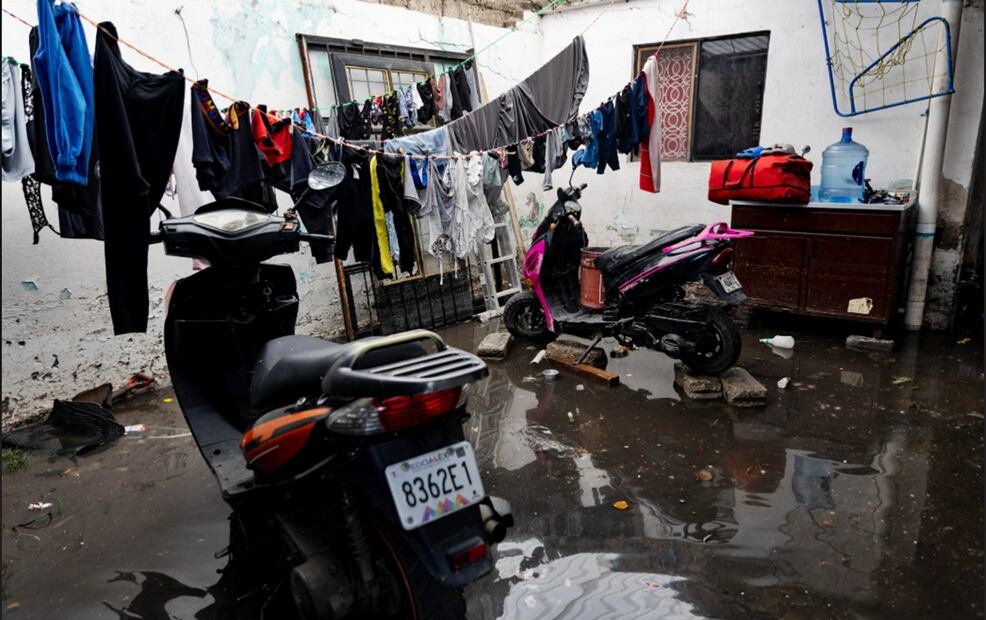 A las 12:00 horas, la casa de Blanca, una habitante de la colonia Evolución, aún estaba bajo el agua, el lunes 29 de septiembre de 2025. Foto Hugo Salvador /EL UNIVERSAL