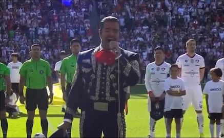Pablo Montero se equivoca en el Himno Nacional previo al Chivas vs Atlas